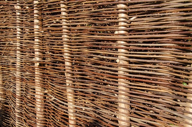 Maty wiklinowe – naturalny sposób na stylowe ogrodzenie?